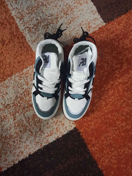 Adidasi noi marimea 40