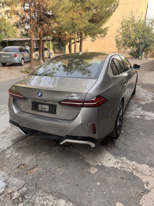 BMW i5 35l m sport 2024-йил Топ Тоза Краскаси  21.000км пробег