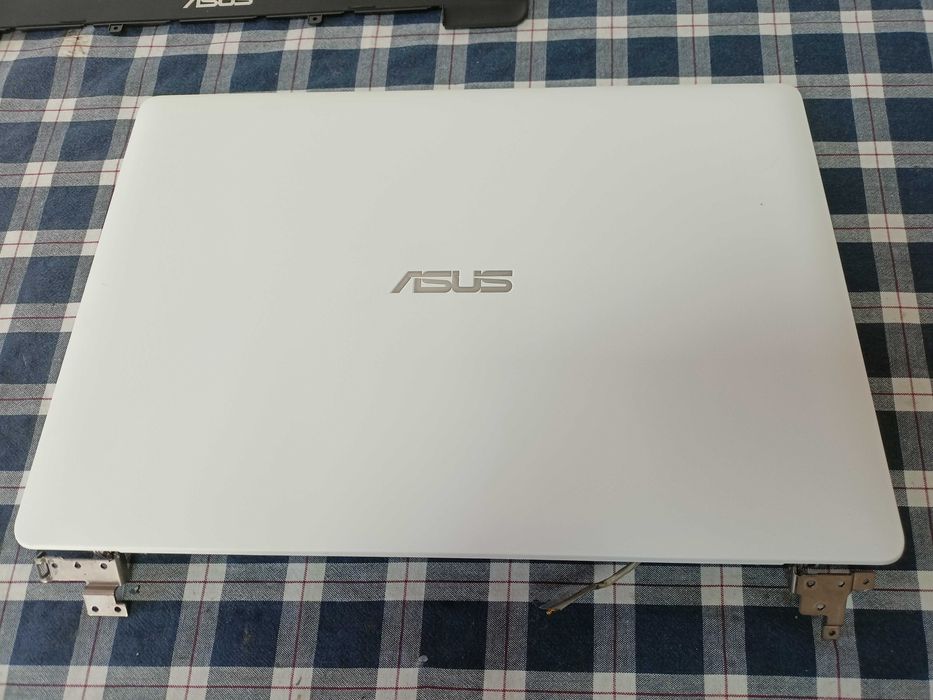 Elemente Asus R413M