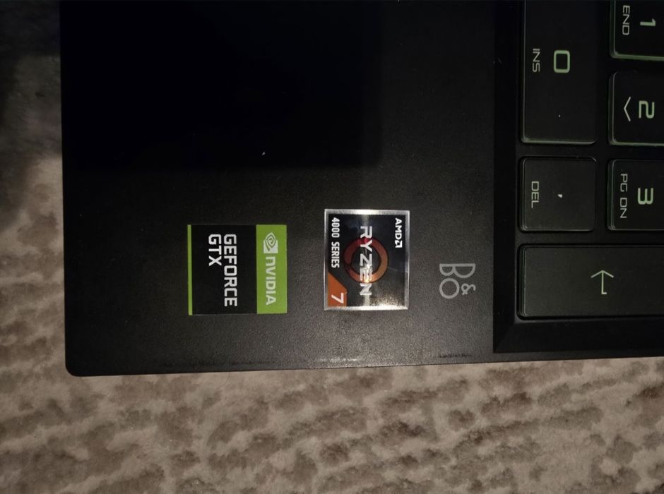 Laptop Gaming HP Pavilion cu mouse, mousepad și cablu de încărcare