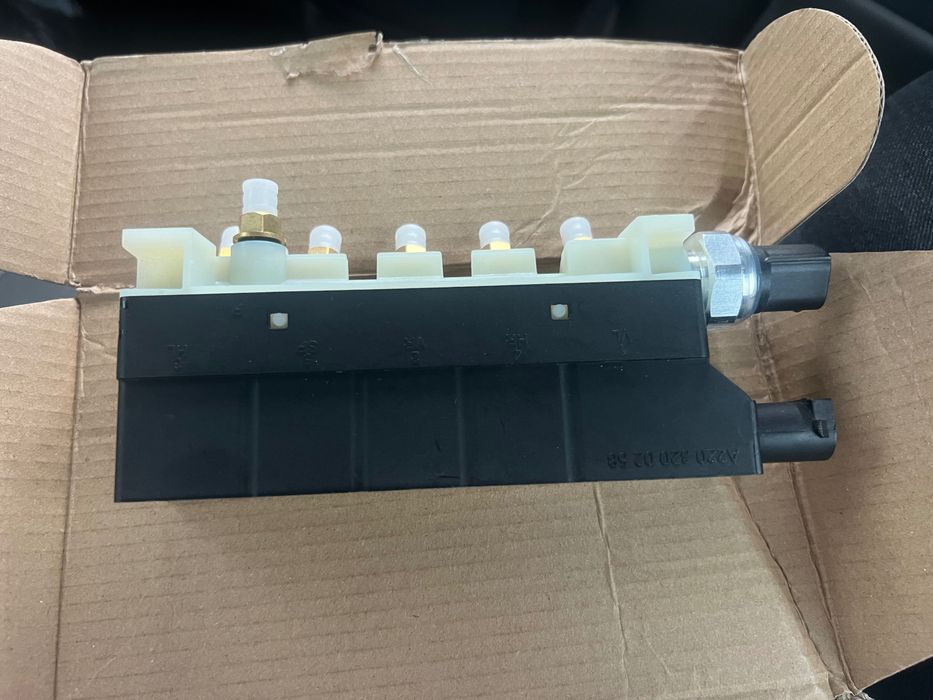 Клапанен блок / Разпределител въздушно окачване Mercedes W220 S-Class