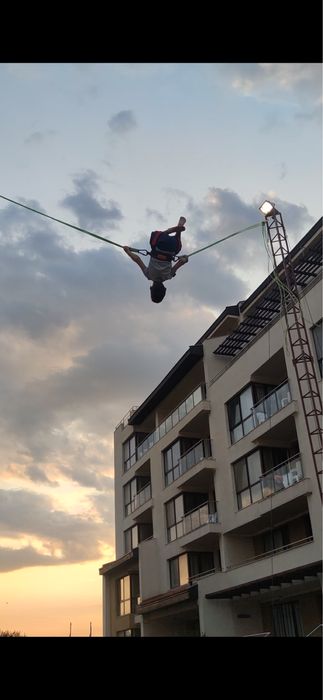 Бънджи трамплин атракцион