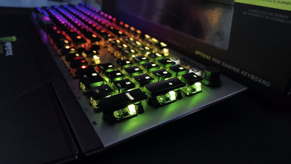 Tastatura Gaming ROCCAT Vulcan Pro  – switch-uri optice Titan, RGB AIM