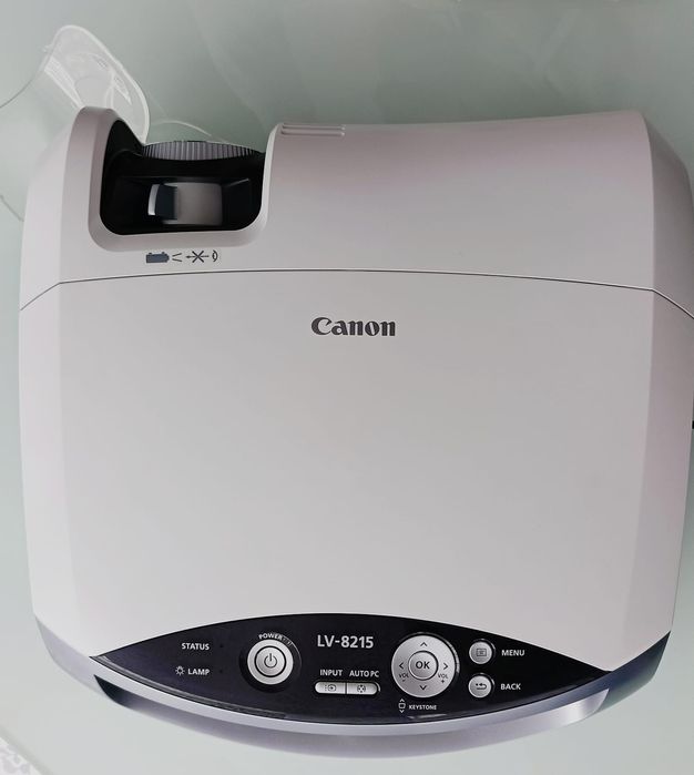 Proiector LCD Canon LV-8215. Doar 3 ore lampă – stare foarte bună