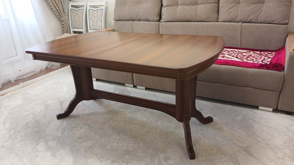 Стол и стулья в хорошем состоянии