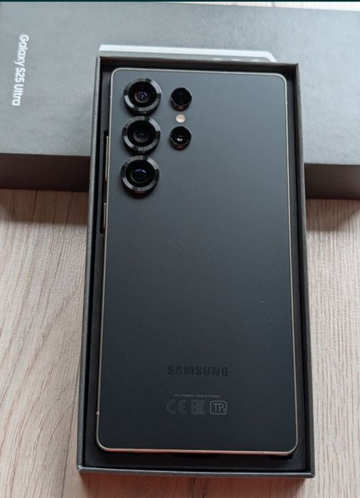Samsung s25 ultra 256gb.