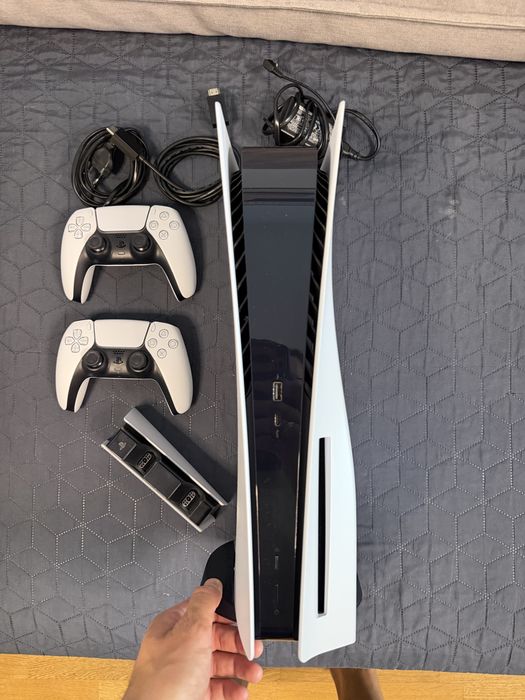 PlayStation 5 (cu disc) + 2 controllere + Stație de încărcare originală Sony