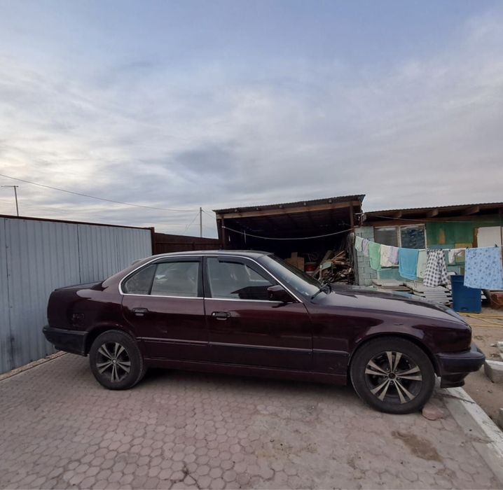 Автомобиль БМВ е34