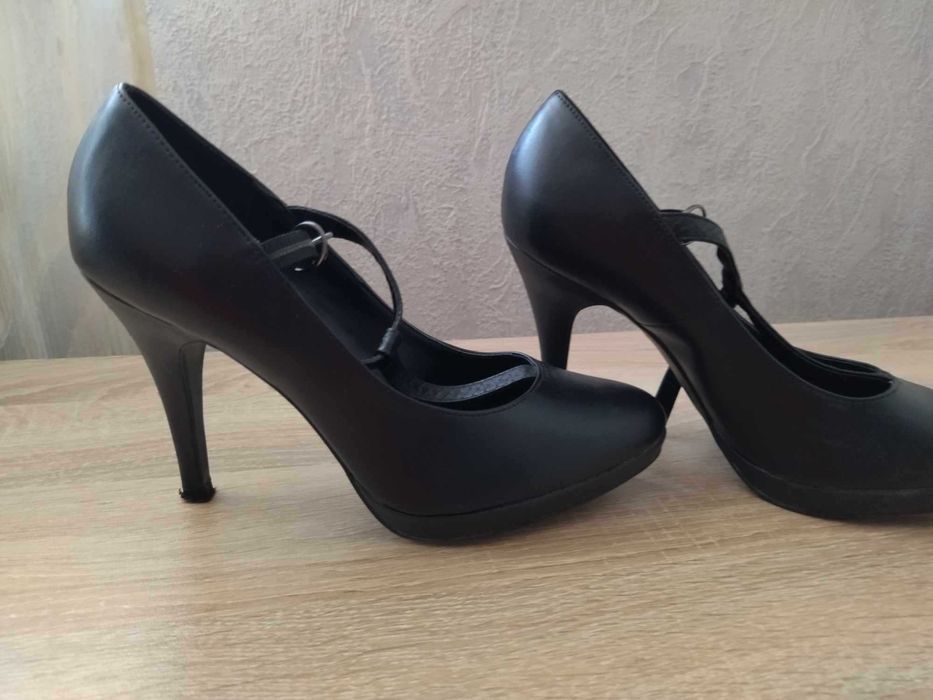 Стилни дамски обувки с платформа