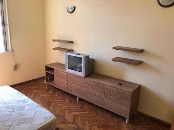 Дава се под наем Двустаен апартамент в Бургас, Център - 60 кв.м за 175 € - Снимка #1