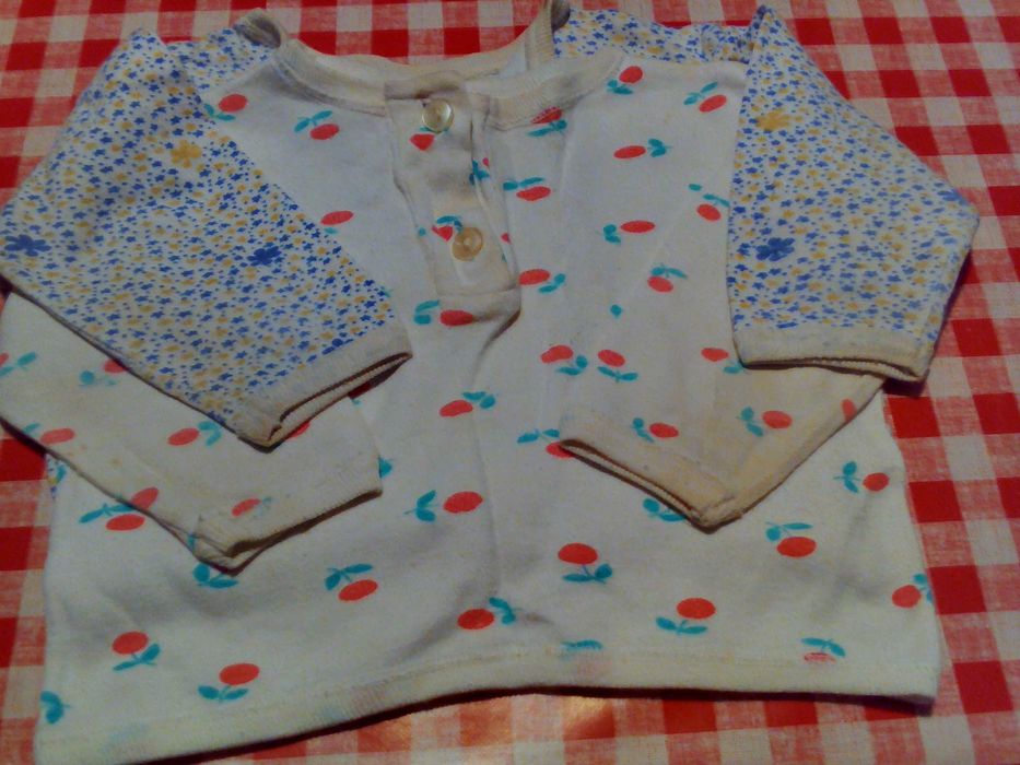 продавам стари детски дрехи всяка по 1 лв.