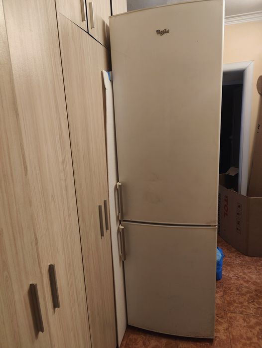 Продавам за части whirlpool хладилник с работещ долен фризер, размери 60/60/202 см.