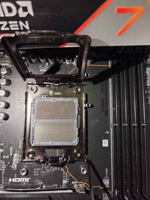 Procesor Ryzen 7 9800x3D + Placa de bază MSI X670E Tomahawk WI-FI AM5