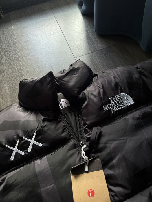 Geaca The North Face Kaws puffer noua