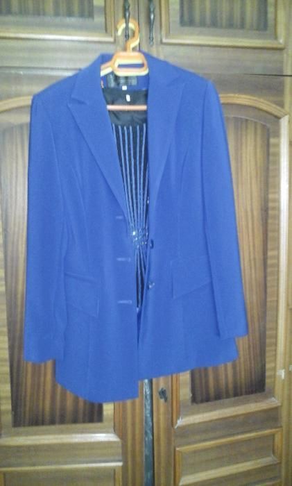 top elegant negru cu paiete albastre si sacou clasic albastru