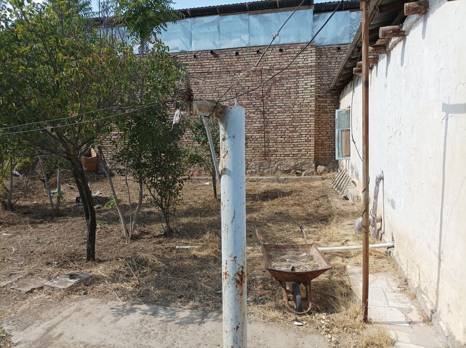 Qorovulbozor shaxardan uy sotiladi 8 sotixli