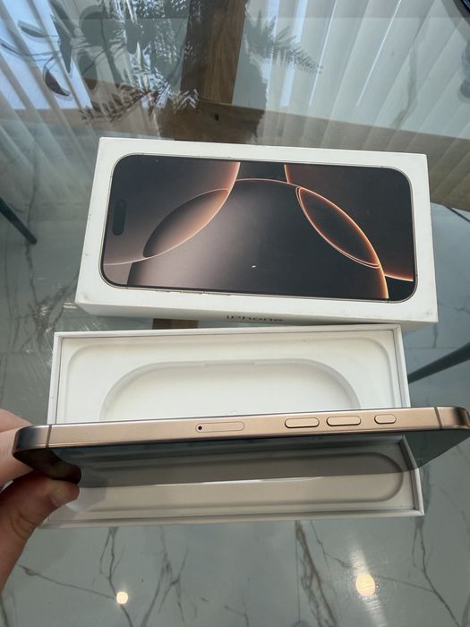 IPhone 16 Pro Max 256 GB ПЕРФЕКТЕН + кейс подарък