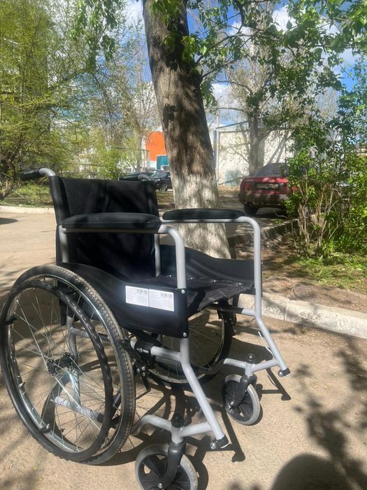 Инвалидная коляска и ходунки