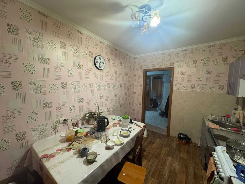 Продается  4-  комнатная квартира