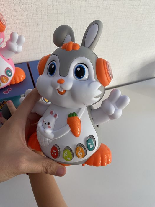 Танцуващо зайче с музика и светлина
