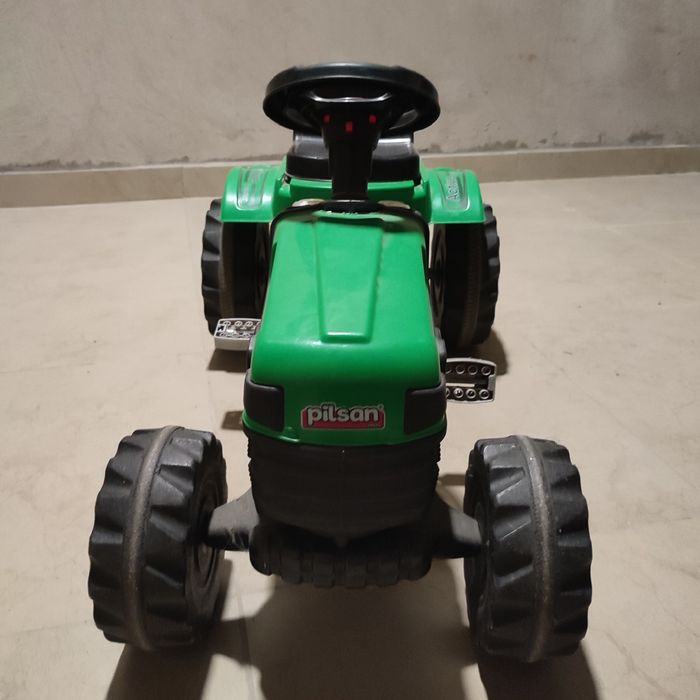 Детский педальный трактор