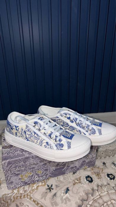 Dior krossovka yengi kichkina keldi
