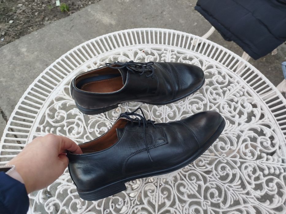 Pantofi negri de piele mărimea 42 ca noi