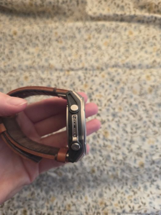 Garmin Fenix 8 51mm AMOLED Sapphire Bare Titanium Black с Chestnut кож