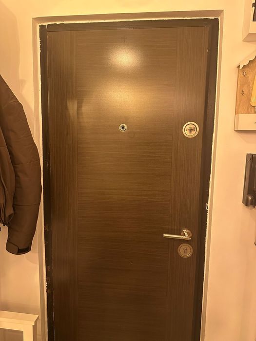 Usa intrare apartament