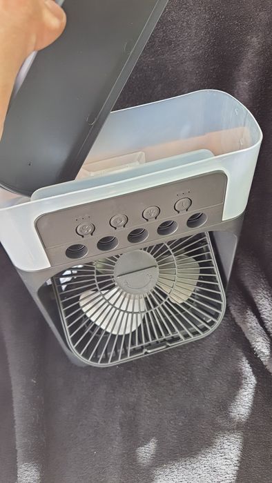 Ventilator cu pulverizator apă și LED-uri