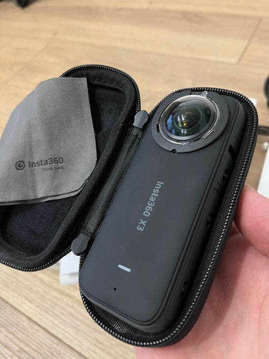 Екшън камера Insta360 x3, като нова с много аксесоари включени към цената!