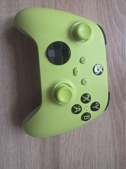 Vand controler Xbox One S aproape nou in garantie octombrie 2027