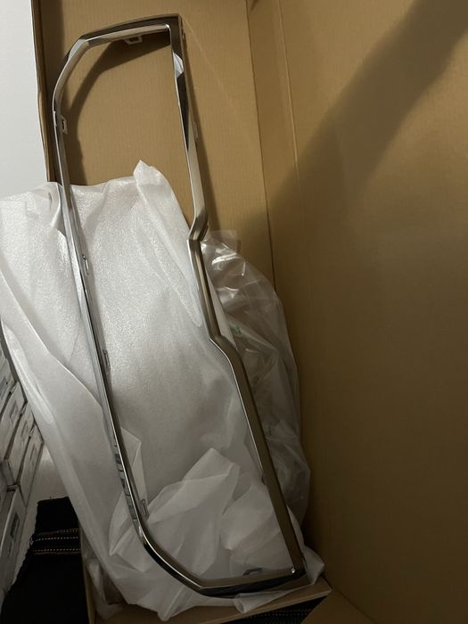 Лайсна за предна решетка - Шкода Карок 2021 и мокетни стелки