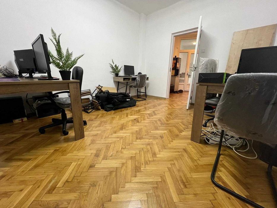 Apartament in vila plus curte de vanzare ultra central!