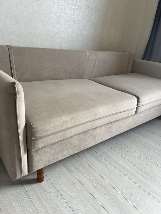 Диван на ножках.