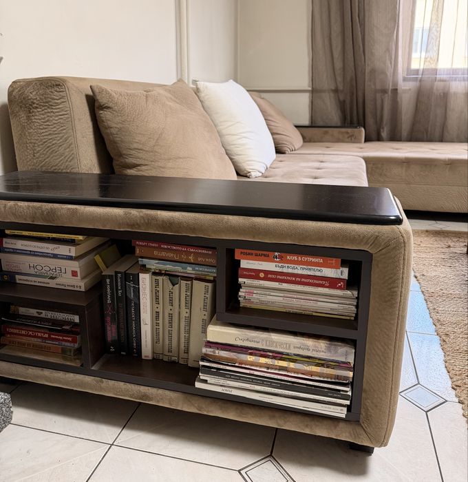 Кадифен диван с дървени подлакътници