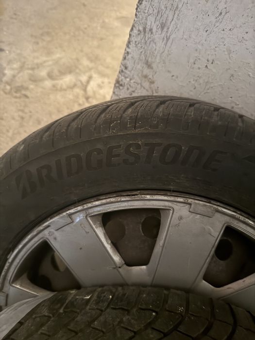 Vand anvelope brigestone cu jante de tabla