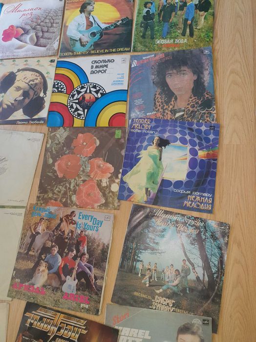 Продаются разные пластинки .