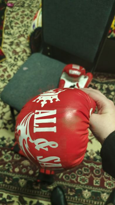 Boks perchatka 1 Marta musoboqaga kiyilgan