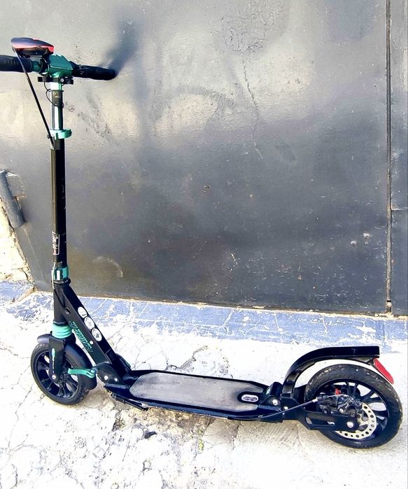 Продам двухколесный складной самокат в отличном состоянии.