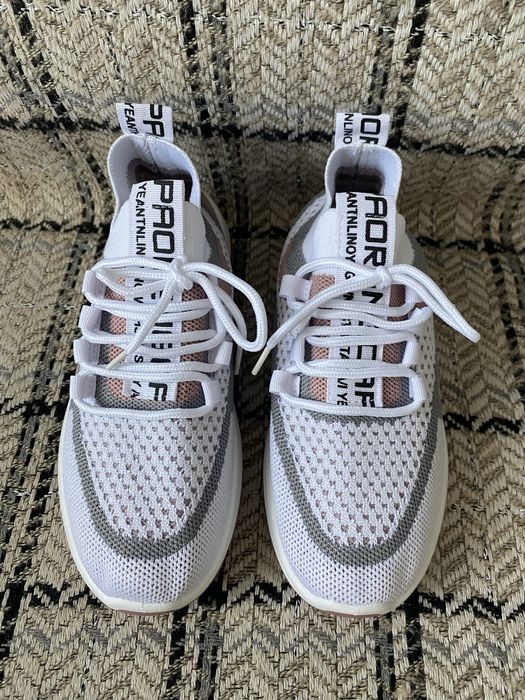 Продам новые кроссовки