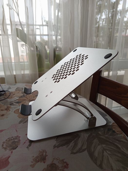 Регулируема стойка за лаптоп