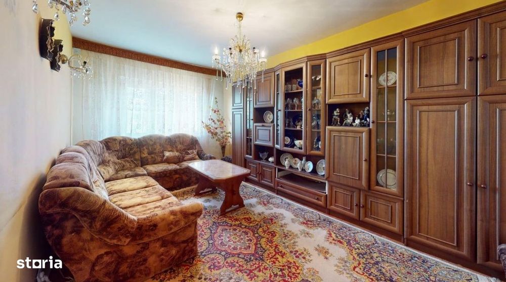 Apartament 3 camere DECOMANDAT cu balcon - zona Profi, V. Aaron