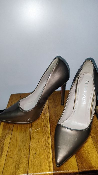 Женские туфли на каблуке