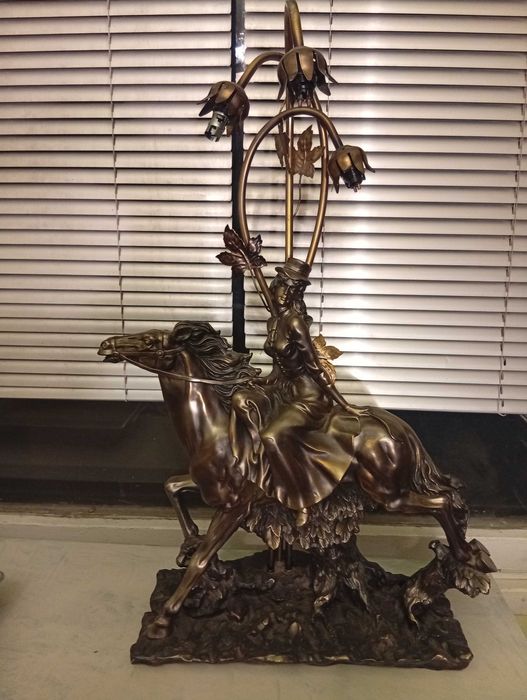 Нощна лампа статуетка