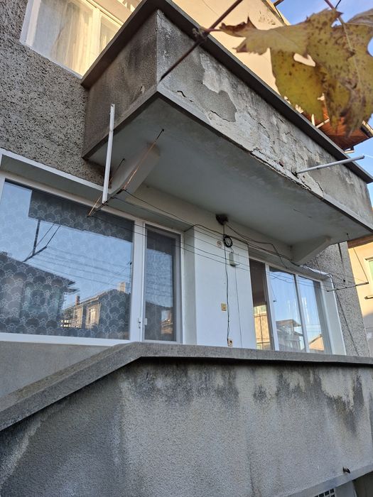 ЕТАЖ от фамилнакъща,  гараж и двор. Целият имот е необитаем.