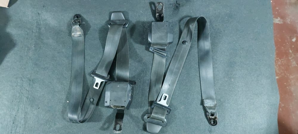 Передние ремни безопасности.