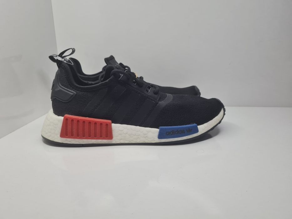 Маратонки Adidas NMD_R1 

Чисто нови без кутия. 

Размер 41 1/3 стелка 26 см.

Цена 55 евро.

Носени,но в отлично състояние. 

Размер 40 сте