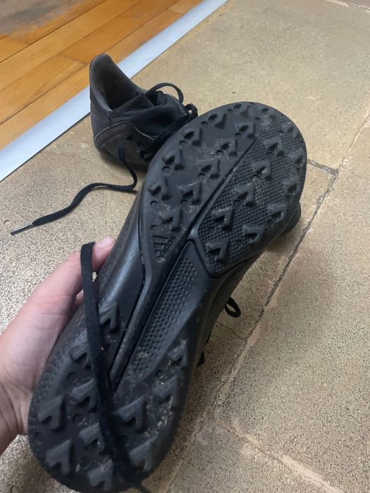 Футболни обувки adidas