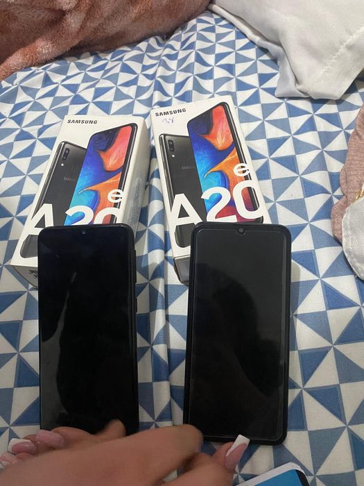 De vanzare două telefoane Samsung A20e